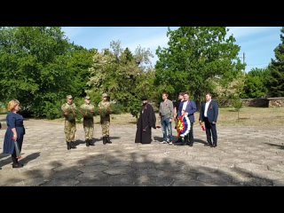 Сегодня в Сквере Славы Станицы Луганской прошёл митинг, приуроченный Дню Победы, в котором приняли участие руководители Админист