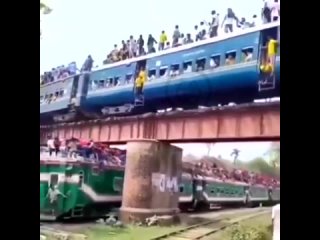 Две железнодорожные композиции прошли рядом в Индии - подробности события