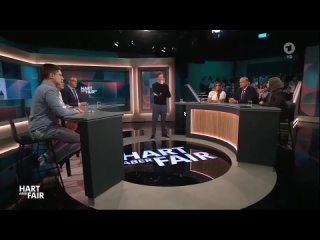 Bei #HartaberFair erklrt uns die moderne, weltoffene und toleranten Frau mit Kopftuch (Konvertitin)