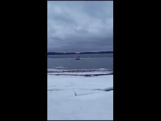 На озере Кандрыкуль на льдине дрейфовали четыре рыбака