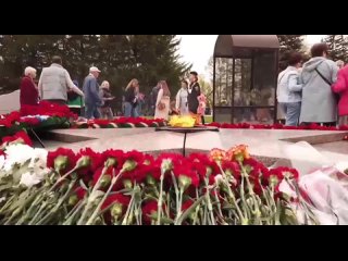 Спортсмены футбольного клуба Иртыш возложили цветы к вечному огню
