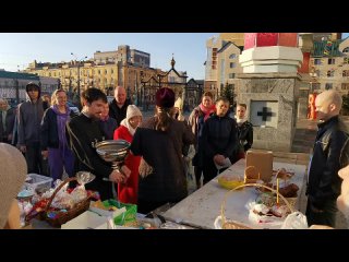 Сегодня с 11 часов утра и до 8 часов вечера в кафедральном соборе Казанской иконы Божьей Матери освещали куличи и пасхальные кра