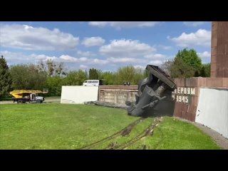 Неонацисты продолжают войну с памятниками  в Ровно снесли мемориал, посвященный воинам ВОВ