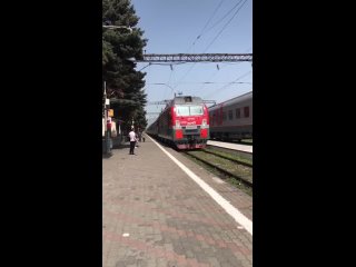 В Северную Осетию прибыл туристический поезд «Жемчужина Кавказа». На железнодорожном вокзале Владикавказа туристов встретили тра