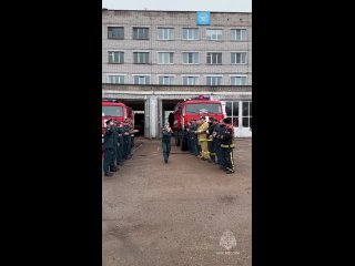 Под вой сирен и аплодисменты: в Котласе на заслуженный отдых проводили диспетчера МЧС России