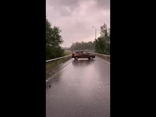 Я бы на месте автора не стал бы так уверенно из машины выходить, видя лежащий провод. - Владимир Таранов