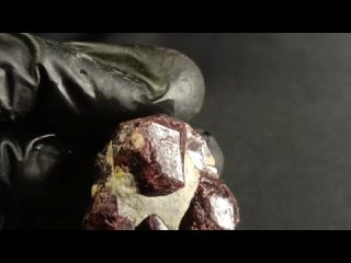 来自Магазин минералов “Каменный пояс“的视频