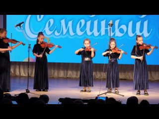 Младший ансамбль скрипачей Виолинки. К/м Н.А.Леонова.  Щекалев Е. Баркарола.