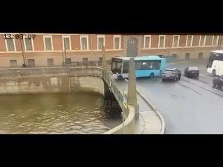 Автобус с двумя десятками людей пробил парапет и упал с моста в реку Мойку в Питере.