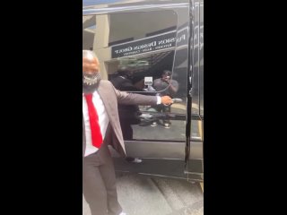 Макаку свои приветствуют с деревьев вот и не видно ни кого - Серж Войт