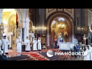 Владимир Путин и Сергей Собянин посетили пасхальную службу
