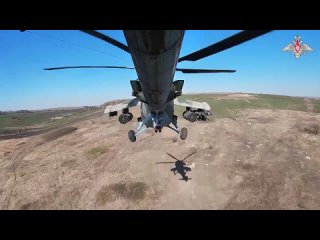 #СВО_Медиа #Военный_Осведомитель
Транспортно-боевой вертолет Ми-35М ВКС с БКО Л-370 «Витебск» работает с кабрирования по позиция