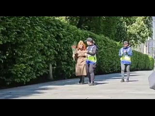 Полиция в Киеве не разрешила женщине возложить цветы к Вечному огню из-за советской военной формы и пилотки с красной звездой