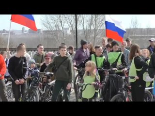 В Кемерове сотрудники Госавтоинспекции и школьники возложили цветы в преддверии Дня Победы