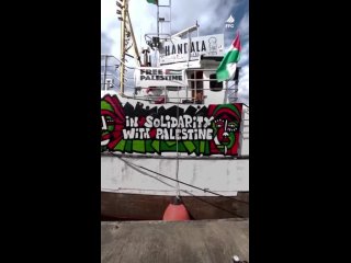 La artista del graffiti NNA crea una sorprendente obra de arte en solidaridad con los nios de Gaza en el costado del barco qu