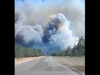 Мощный удар и гигантский пожар в оккупированном врагом ЛиманеМестные ресурсы пишут, что после прилета столбы дыма в районе г