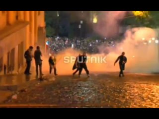 Полиция отбила атаку противников закона об иноагентах на запасной выход парламента Грузии