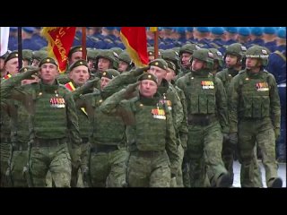 Участники СВО прошли на Параде Победы под знаменами подразделений, освобождавших Запорожье, Донецк, Николаев и Одессу в ВОВ