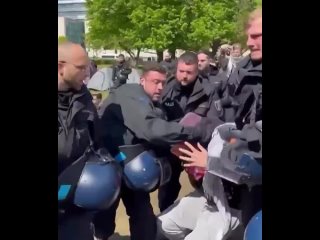 Немецкая полиция жестко расправляется с участниками лагеря солидарности с Газой в Берлине