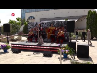 Акция «Победа – одна на всех»:  во дворе Ростовской филармонии прозвучали главные песни военных лет