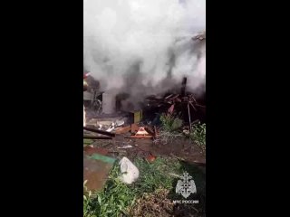 Огнеборцы МЧС России ликвидировали пожар в Горловке