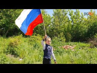 Девочка из Макеевки встречает российскую авиацию