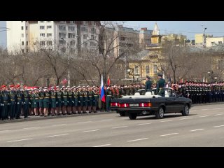 Принимающий парад гвардии полковник Андрей Слободчиков и командующий парадом полковник Павел Емелин объезжают парадные расчёт