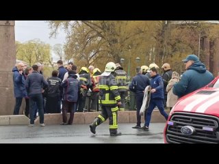 Экстренные службы на месте ДТП с упавшим в Мойку автобусом