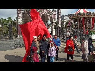Москва и гости столицы продолжают праздновать 9 Мая
