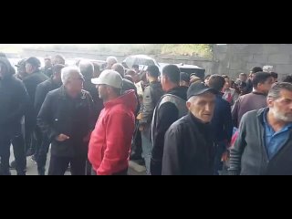 Часть карабахских армян ждут Баграта Зарбазана под мостом на въезде в город АбовянПодпишись на Без Тормозов (https://t.