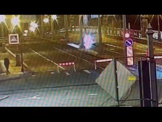 Водитель Porsche, устроивший ночное ДТП на Троицком мосту, задержан