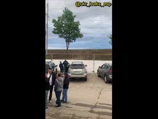 El autor del vídeo afirma haber filmado el intento de un hombre de escapar a través de la frontera entre Ucrania y Moldavia