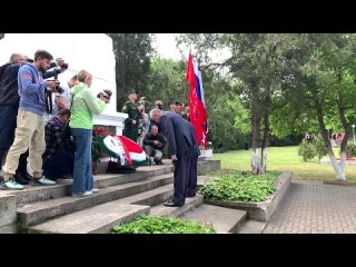 Традиционно, в День Победы, в Симферополе возложили цветы на Военном мемориальном кладбище. В церемонии приняли участие Сергей А