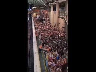 Люди садятся в поезда в Сиднее после концерта Тейлор Свифт