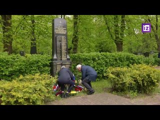Память погибших солдат времен ВОВ почтили на Покровском и Гарнизонном кладбищах Риги сотрудники посольства России в Латвии. Их в