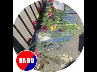 Нацистская мразь в Одессе надругалась над цветами, которые люди принесли к Дому профсоюзов в память о сожжённых там героях