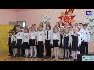 Students from one of the schools in the city of Mariupol gave a festive concert for WWII veterans and military personnel of the