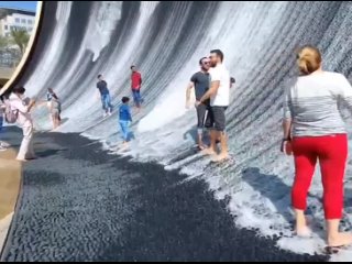 Дубай.Необычный водопад  Surreal Water Feature