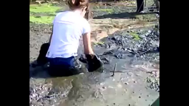 Girls in deep mud 2