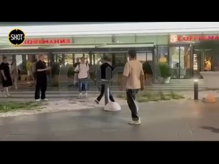 😱 В центре Москвы боец ММА Асхаб Тамаев ударил подростка.  Всё началось с того, что спортсмен оказался рядом с одним... (видео)
