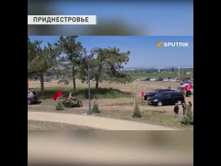 Участники автопробега в Кишинёве развернули огромное Знамя Победы у мемориала Вечность