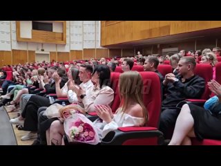 «Поощрить, наградить, отметить за их труд»: в честь Дня молодежи юношей и девушек из ДНР наградили грамотами — в... (видео)