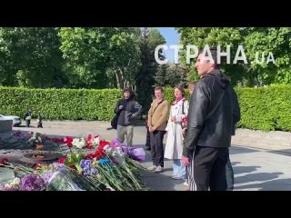 Les habitants de Kiev apportent des fleurs  la Flamme ternelle, malgr l'annulation de la fte du 9 mai en Ukraine