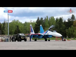 Самолеты пилотажных групп Русские Витязи и Стрижи традиционно приняли участие в Параде Победы
