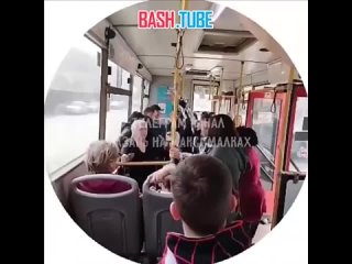 Кондуктор подралась с пенсионеркой в автобусе в Казани, видео расходится в сети