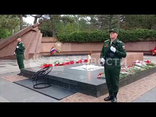 Власти Крыма возложили цветы к Вечному огню в Симферополе