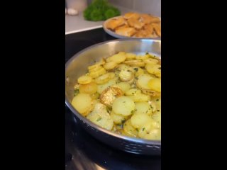 ХРУСТЯЩЕЕ ФИЛЕ ТРЕСКИ и ЖАРЕННОГО КАРТОФЕЛЯ СО ВКУСОМ ЧЕСНОКА И ЛИМОНА