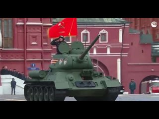 Танк Т-34 вывел на Красную площадь колонны российской военной техники
