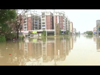 Спасатели эвакуируют пострадавших от наводнения в провинции Гуандун
