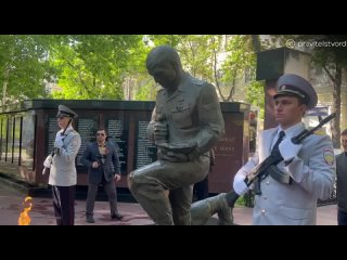 Абдулмуслим Абдулмуслимов и Абдурашид Магомедов возложили цветы к Мемориалу Славы сотрудников МВД, погибших при исполнении служе
